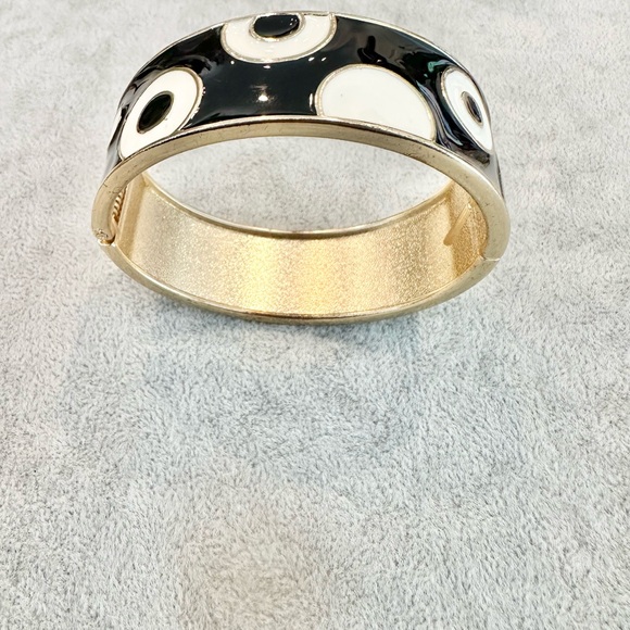 Vintage Gold Tone With Black And White Circle Design Hinge Bangle Bracelet - Picture 2 of 4